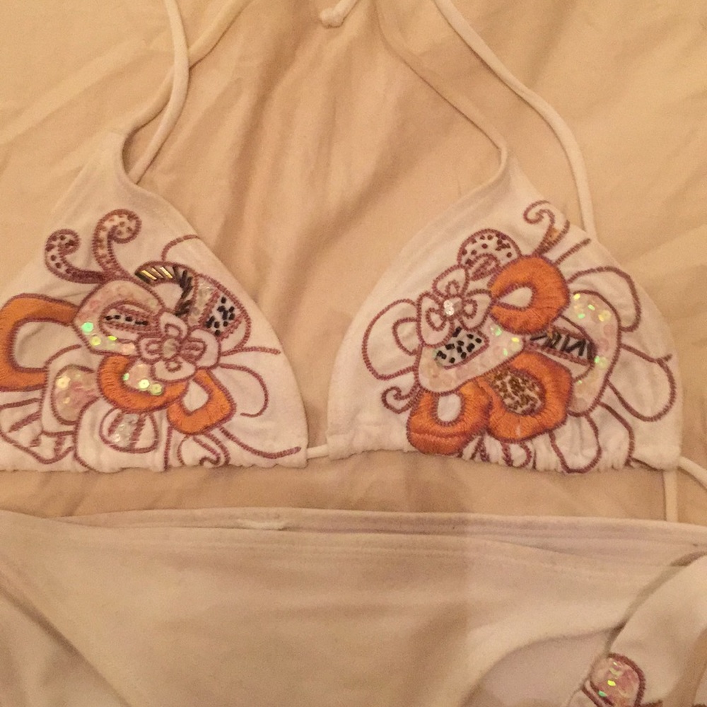 Bikini - Picture 2 of 3